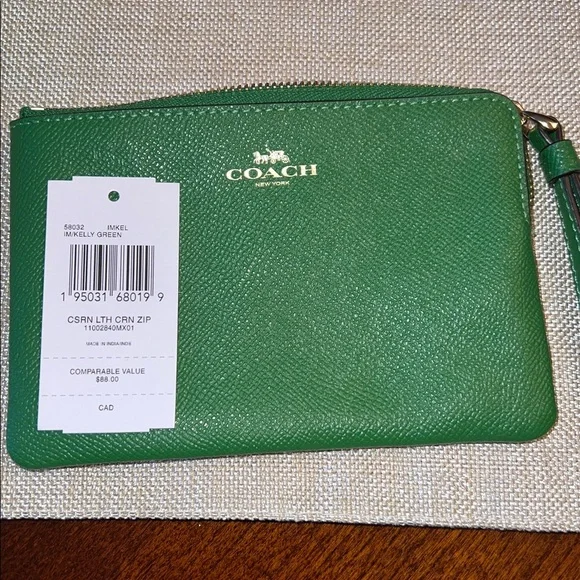 Coach Green Leather Wristlet NWT gold trim. - Picture 2 of 11